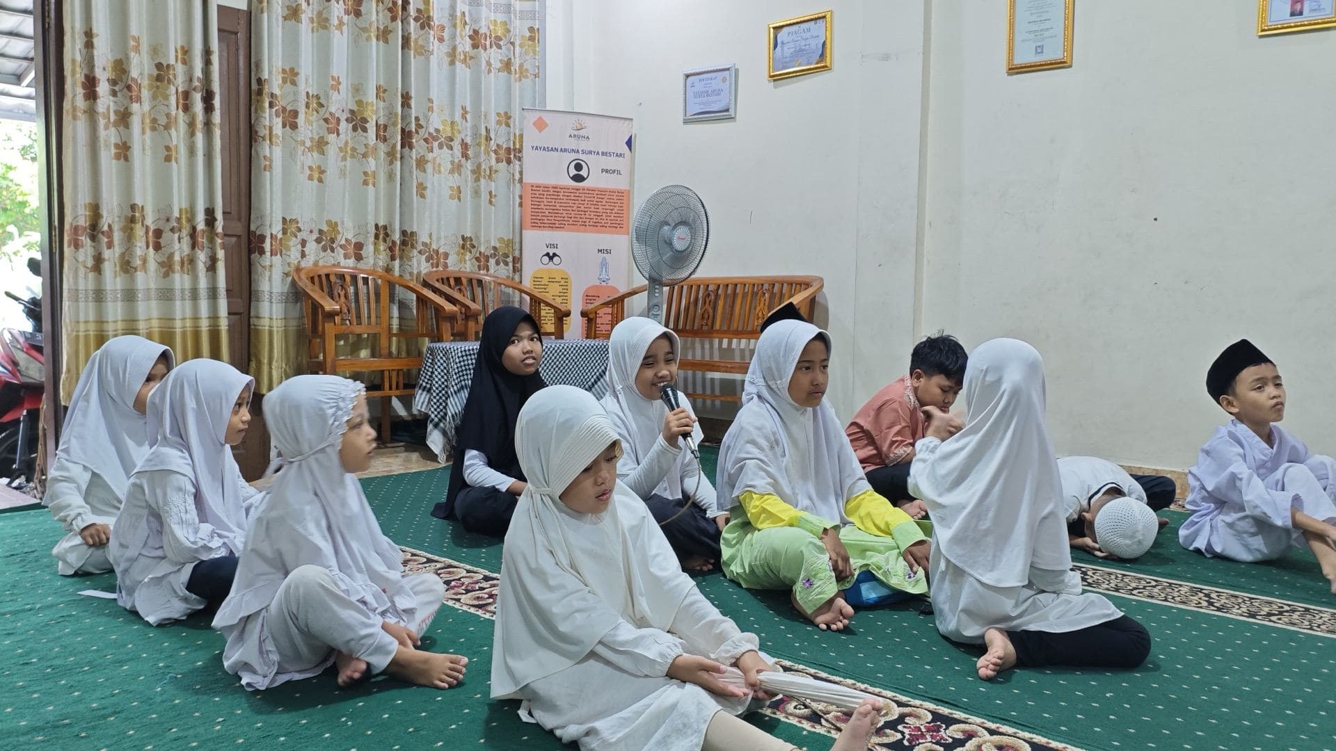 Santri binaan mengikuti kegiatan Baca Tulis Al Qur'an (BTQ)