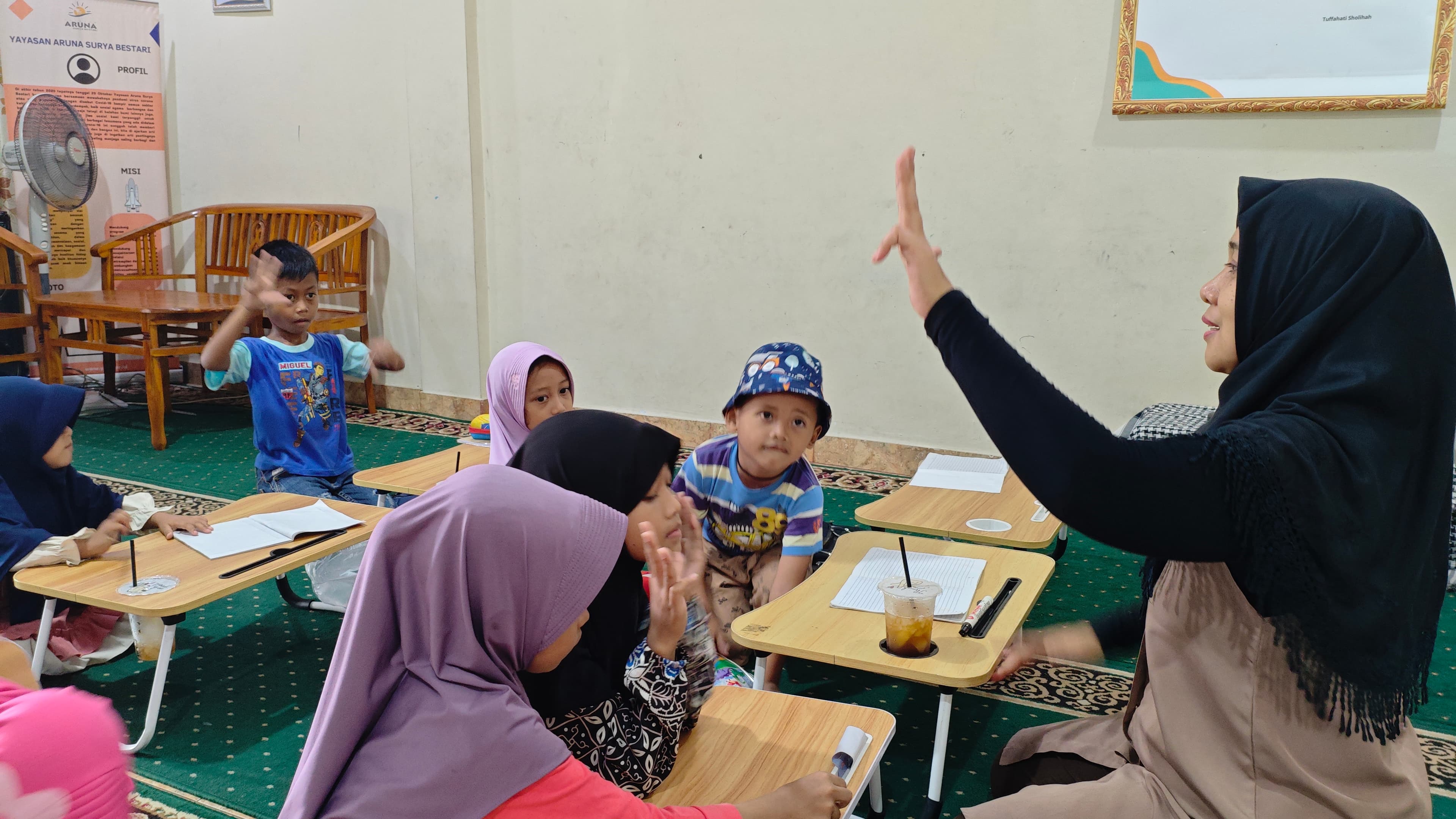 Kegiatan belajar bersama anak binaan