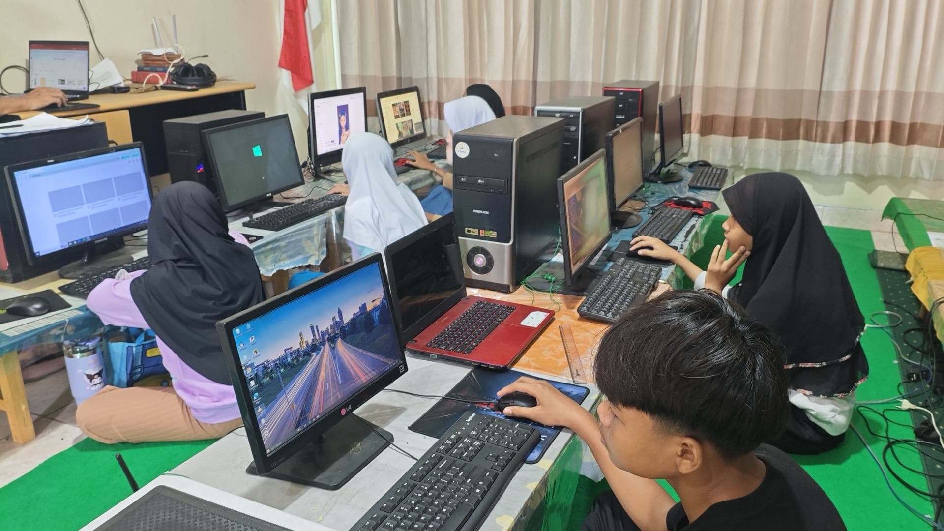 Kelas komputer anak binaan YASB