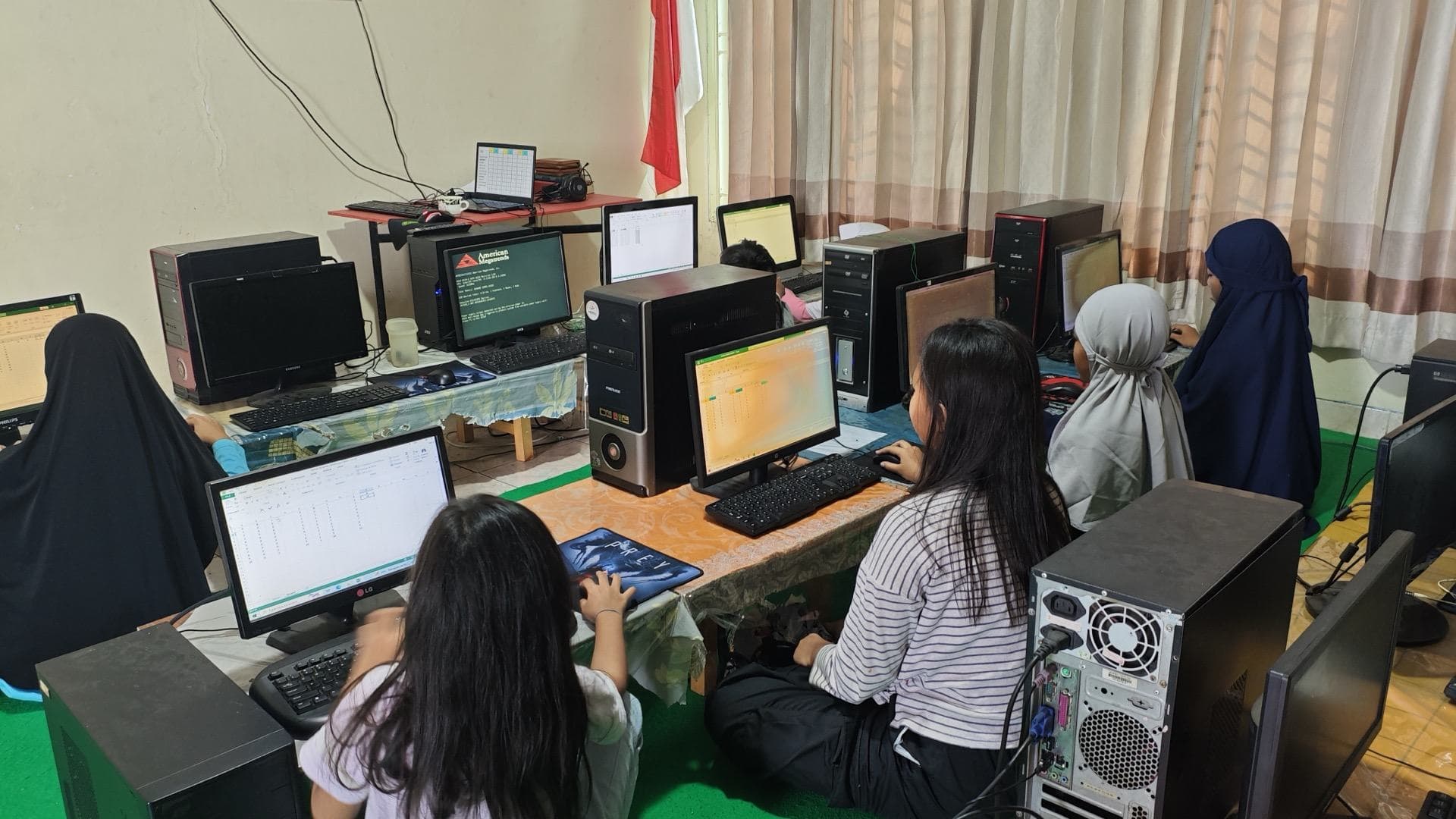 Sesi belajar komputer Kelas Aruna