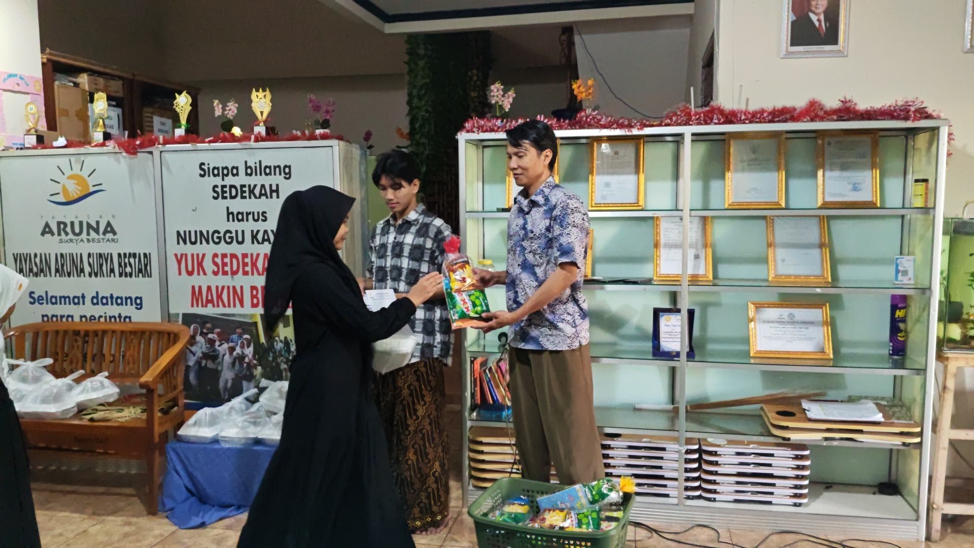 Penyerahan sedekah kepada penerima manfaat Yayasan Aruna Surya Bestari