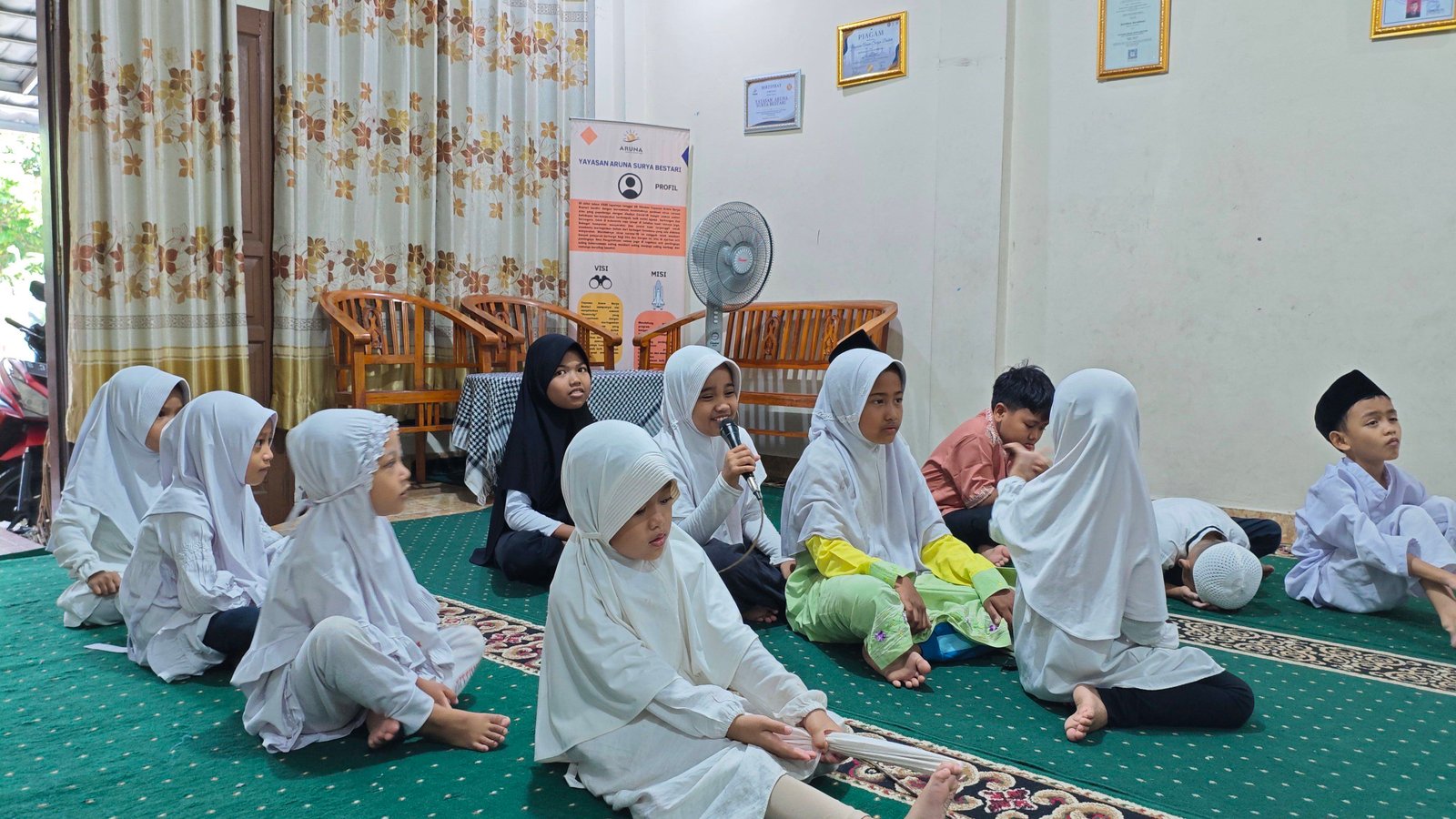 Kegiatan BTQ anak binaan — membaca Al-Qur'an bersama