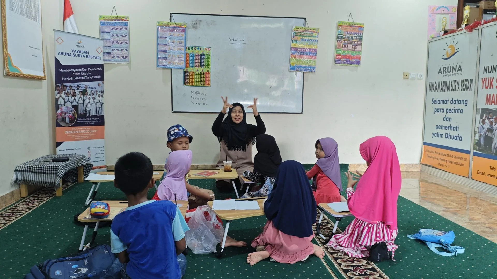 Kegiatan belajar bersama anak-anak binaan Yayasan Aruna Surya Bestari