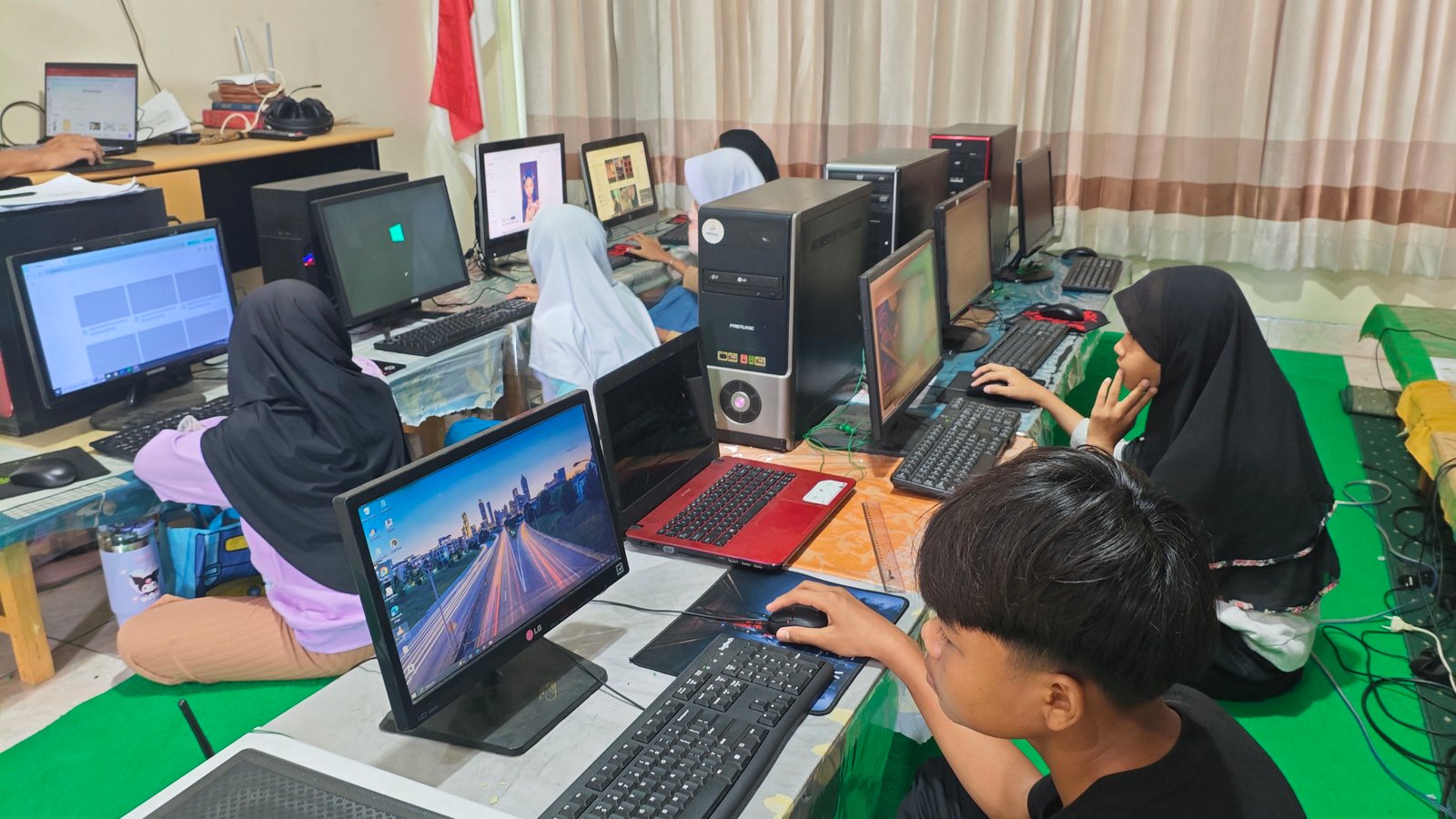 Santri binaan mengikuti kelas komputer