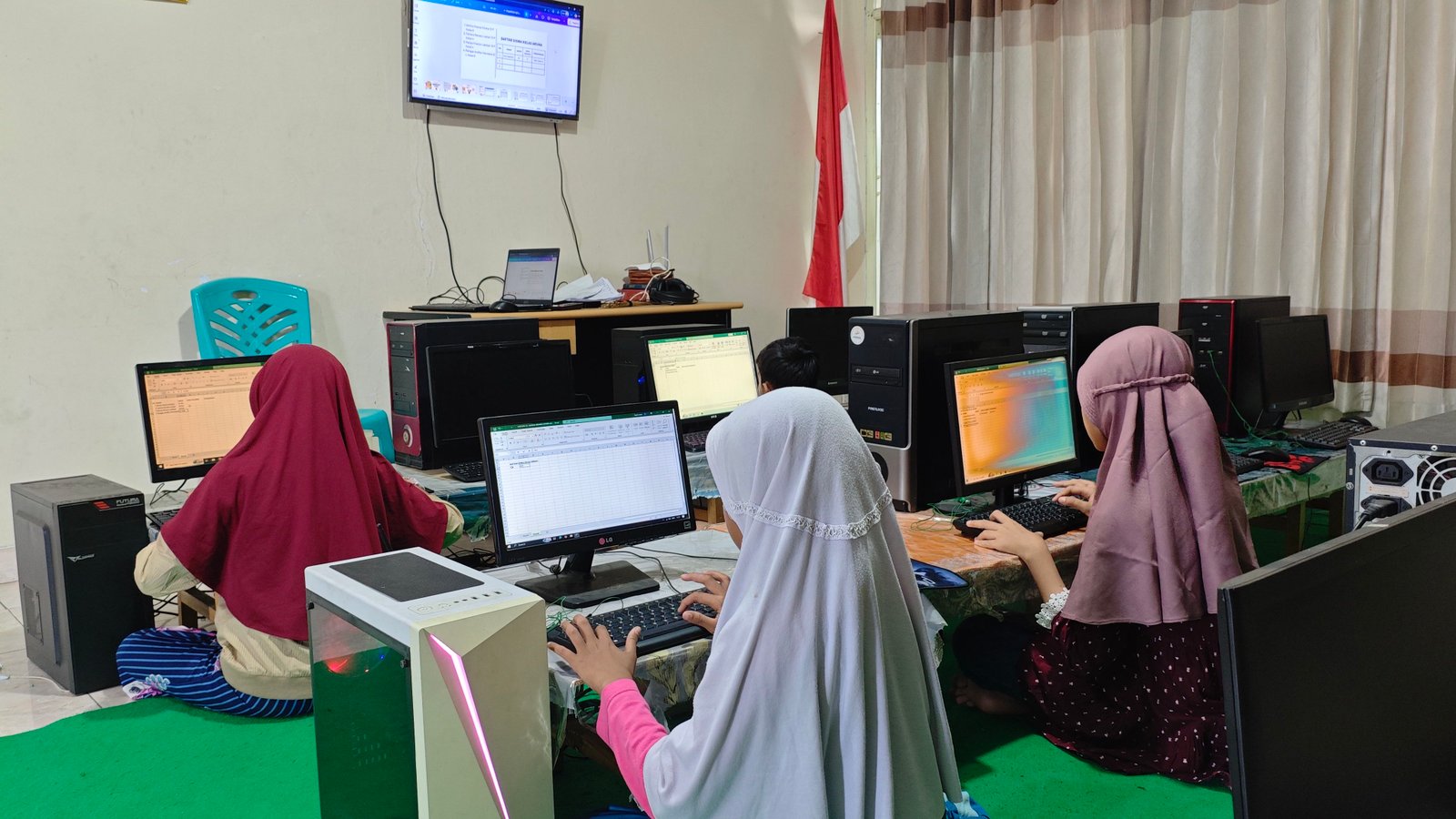 Kelas komputer santri binaan sesi 2