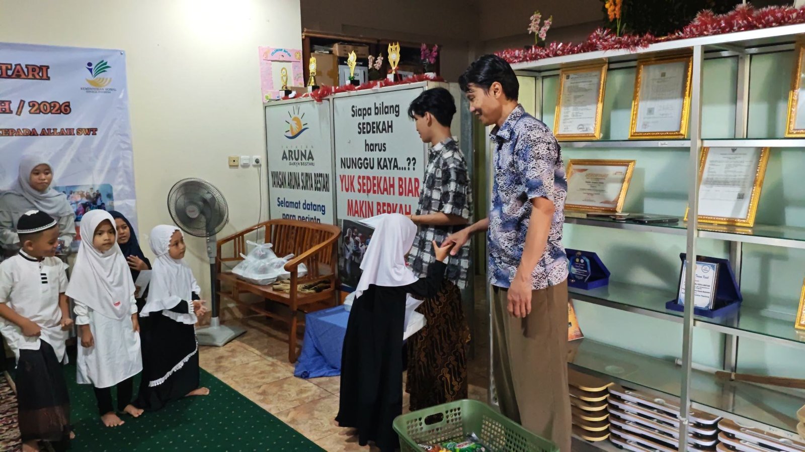 Penyerahan sedekah dan bantuan sosial YASB