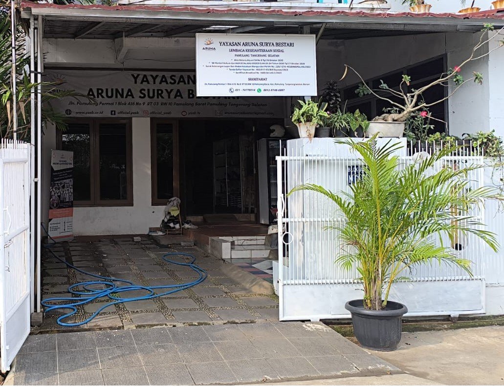 Pintu masuk Sekretariat Yayasan Aruna Surya Bestari