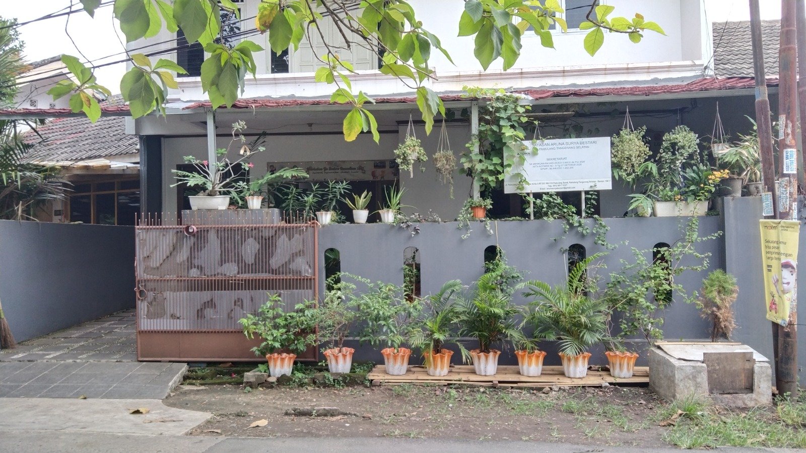 Tampak depan Sekretariat YASB