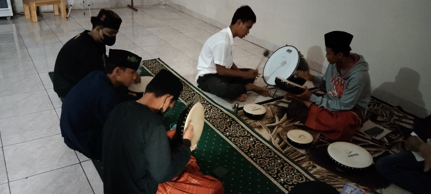 Belajar Kesenian Hadroh