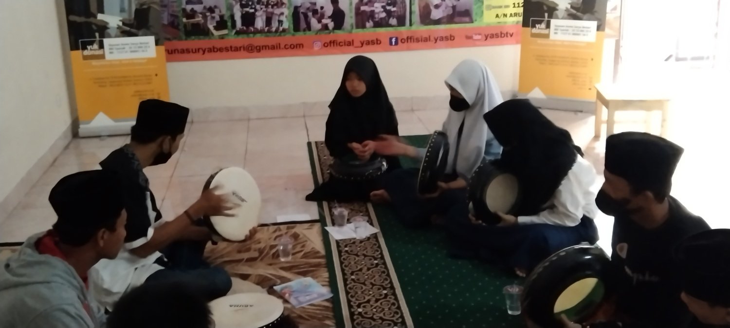 Belajar Kesenian Hadroh